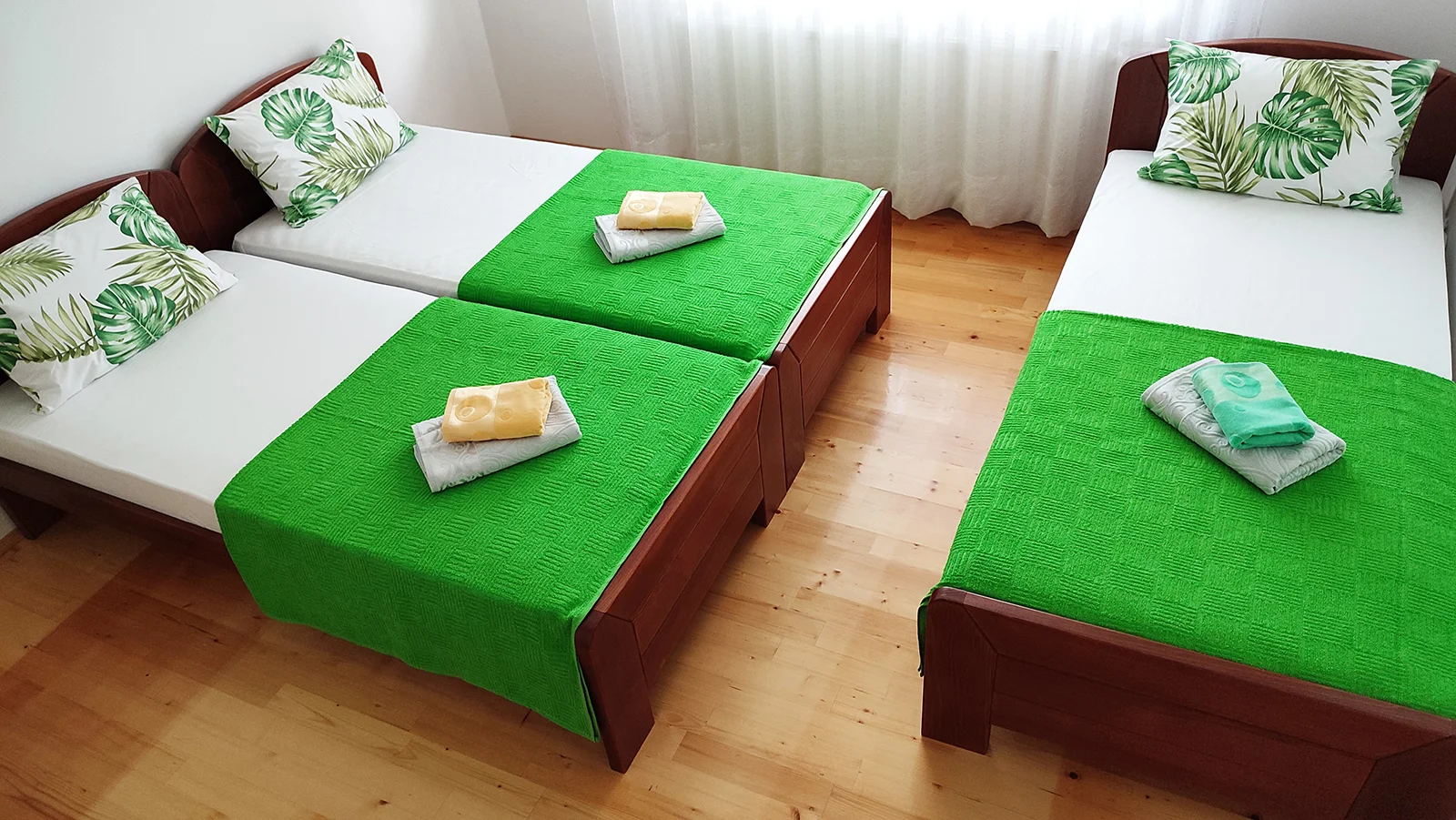 udobna soba sa tri kreveta u hostelu fiona kragujevac