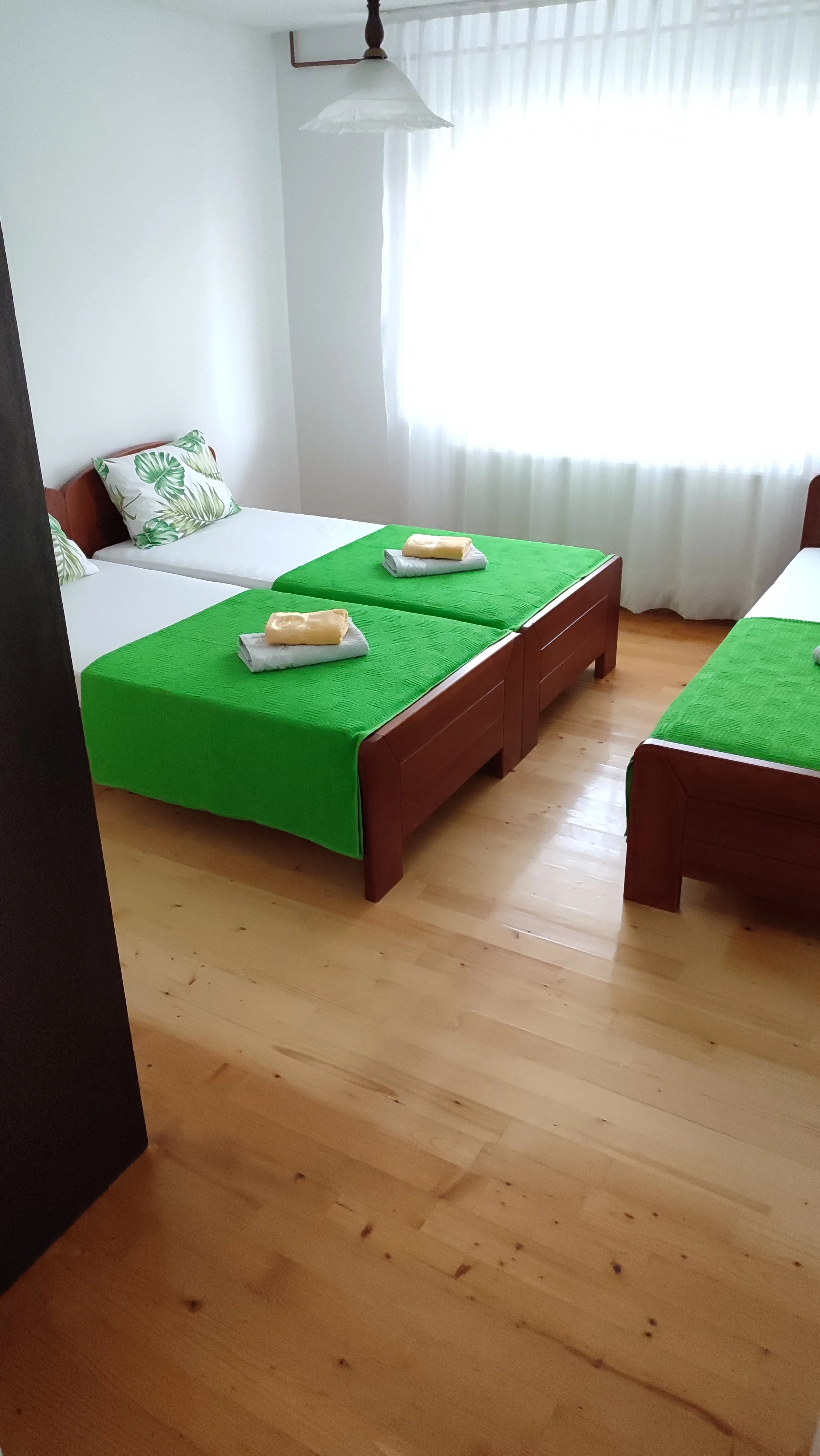 ulaz u sobu sa 3 kreveta hostel fiona